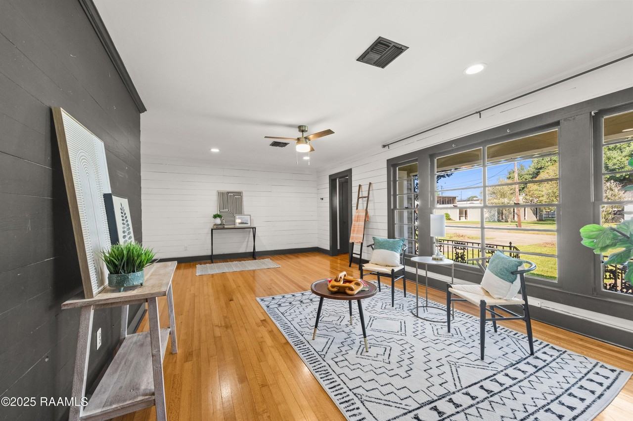 107 Acadian Dr - Photo 4 of 34