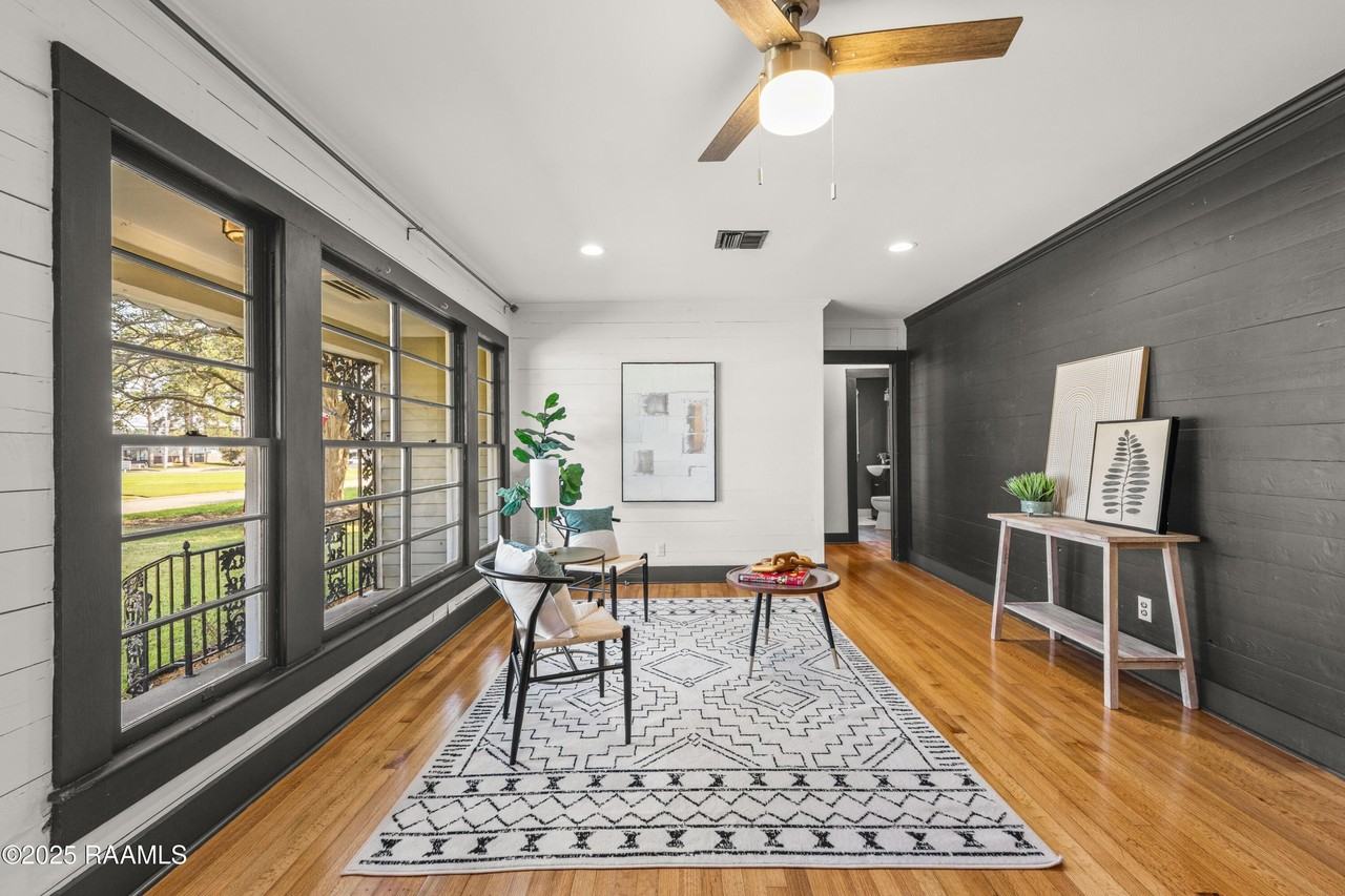 107 Acadian Dr - Photo 5 of 34