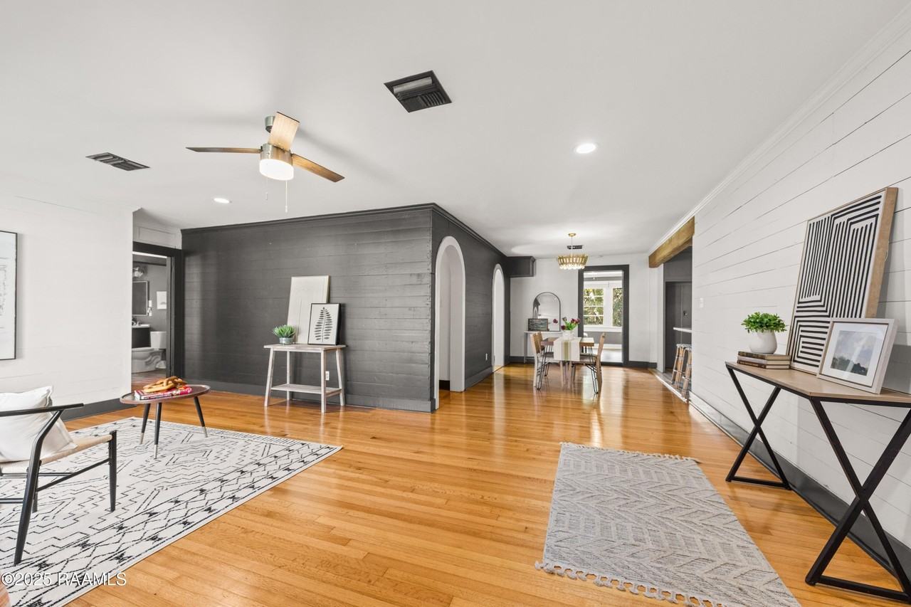 107 Acadian Dr - Photo 6 of 34