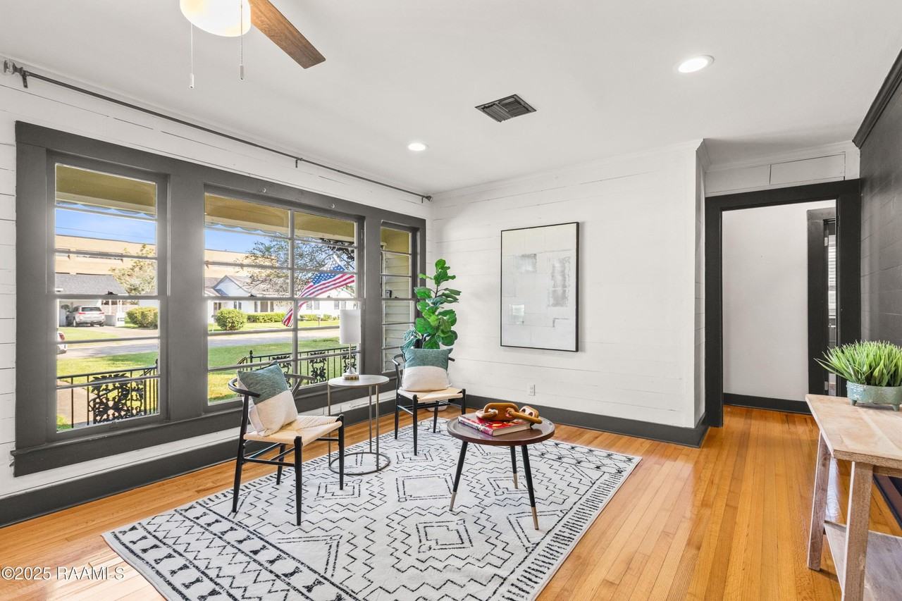 107 Acadian Dr - Photo 7 of 34