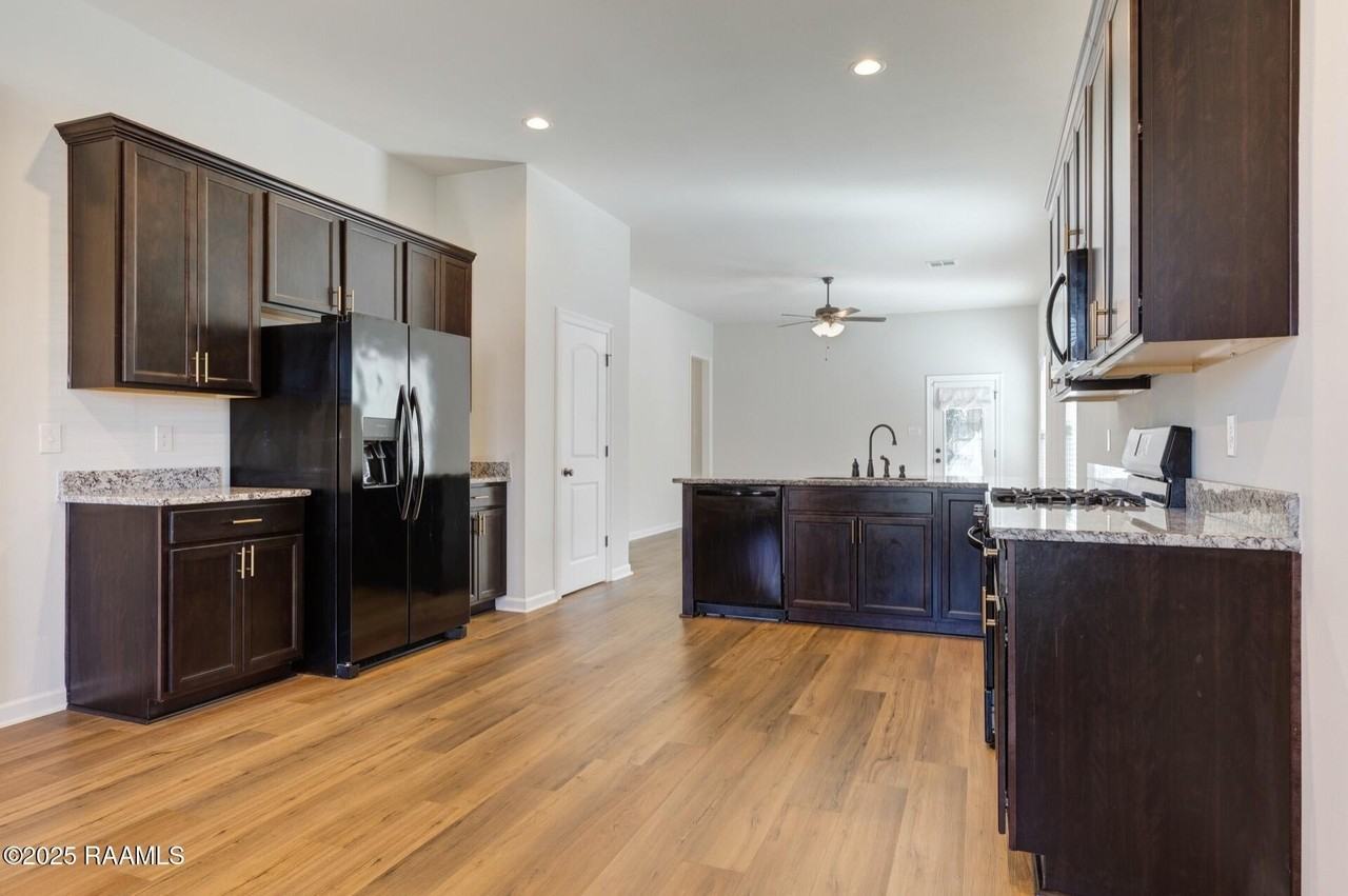 136 Lightbourne Dr - Photo 3 of 15