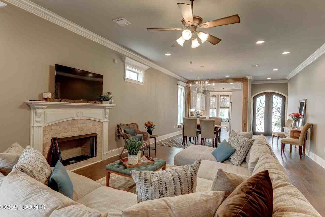 505 N Montauban Dr - Photo 4 of 32