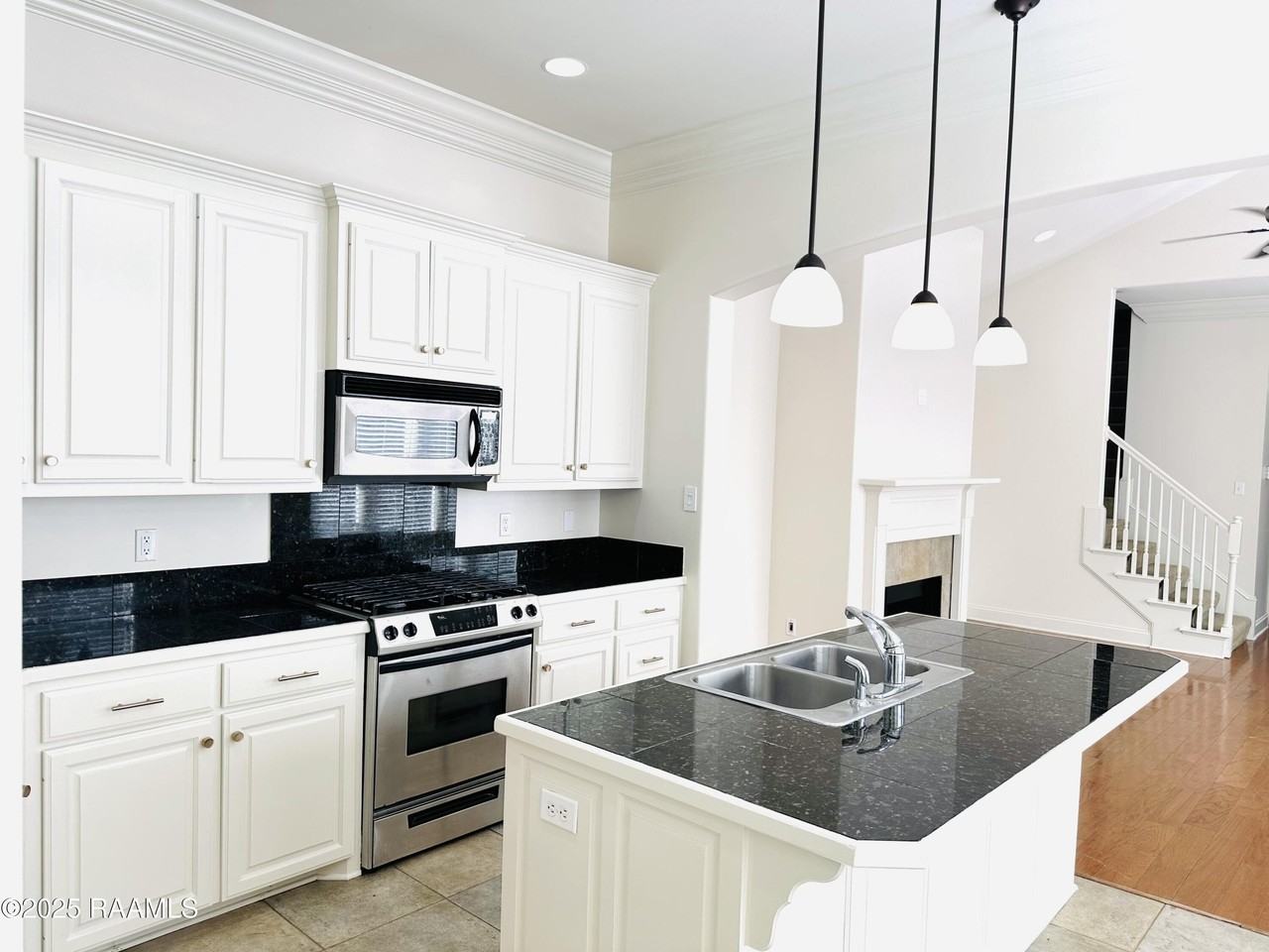 108 Laguna Ln - Photo 2 of 16