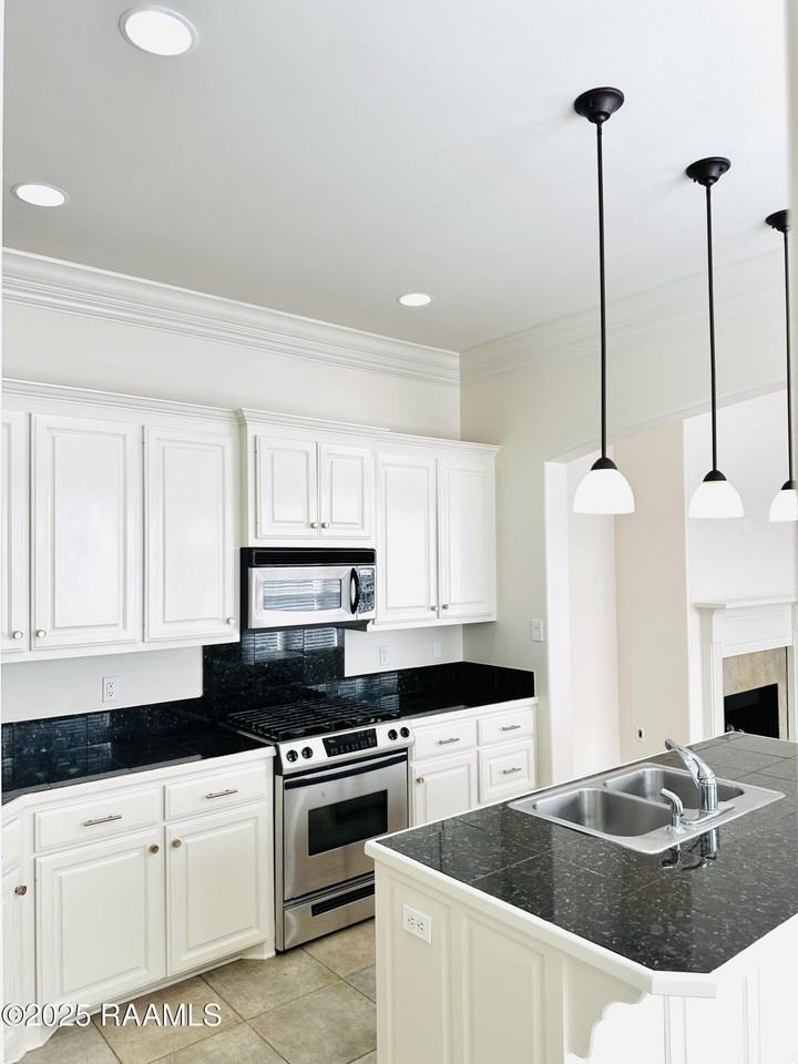 108 Laguna Ln - Photo 3 of 16