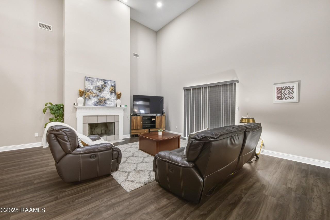 213 E Peck Blvd - Photo 3 of 39