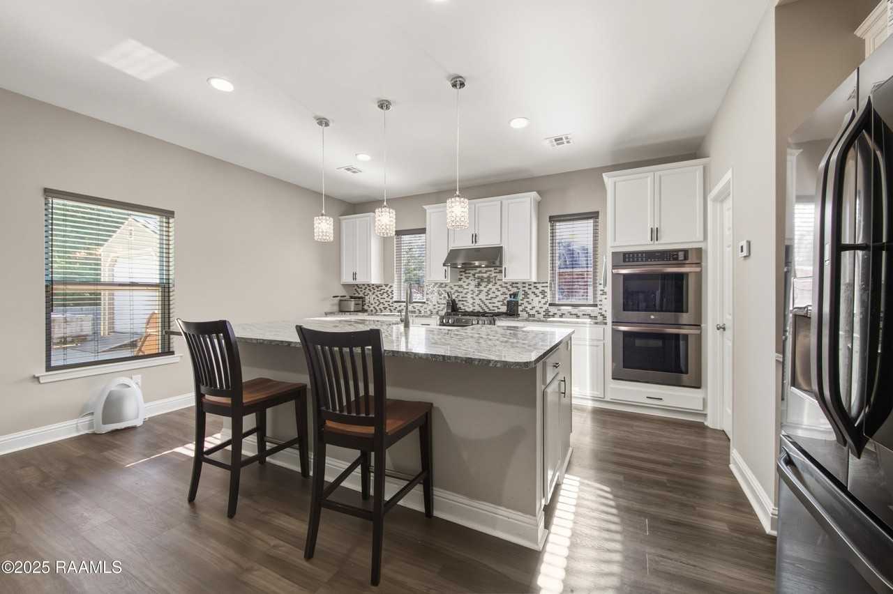 213 E Peck Blvd - Photo 7 of 39