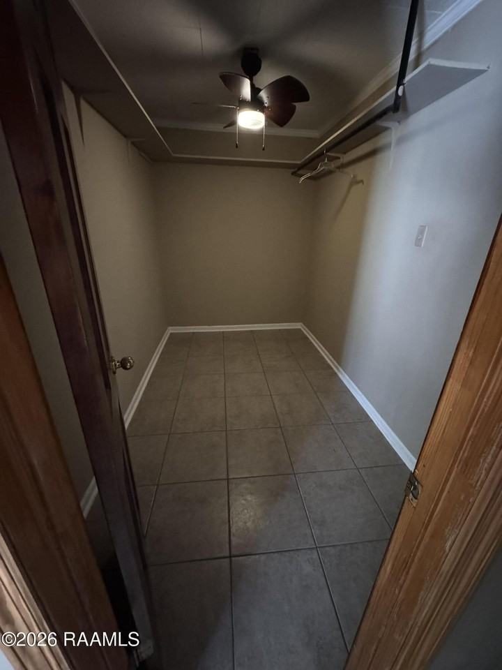 432 Saint Charles St - Photo 5 of 12