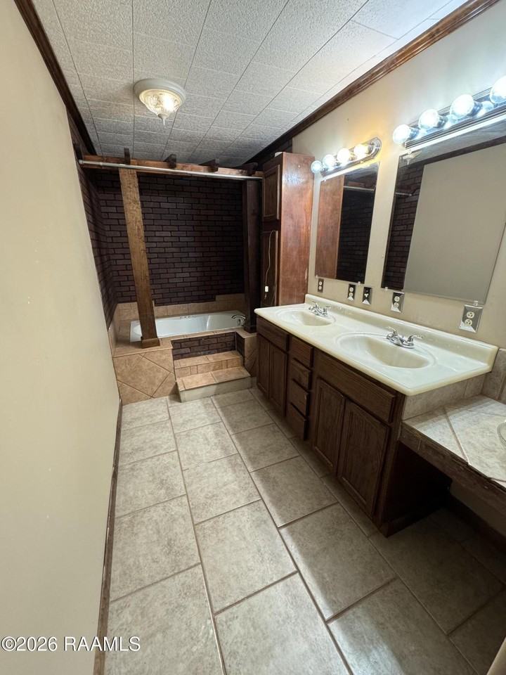 432 Saint Charles St - Photo 7 of 12