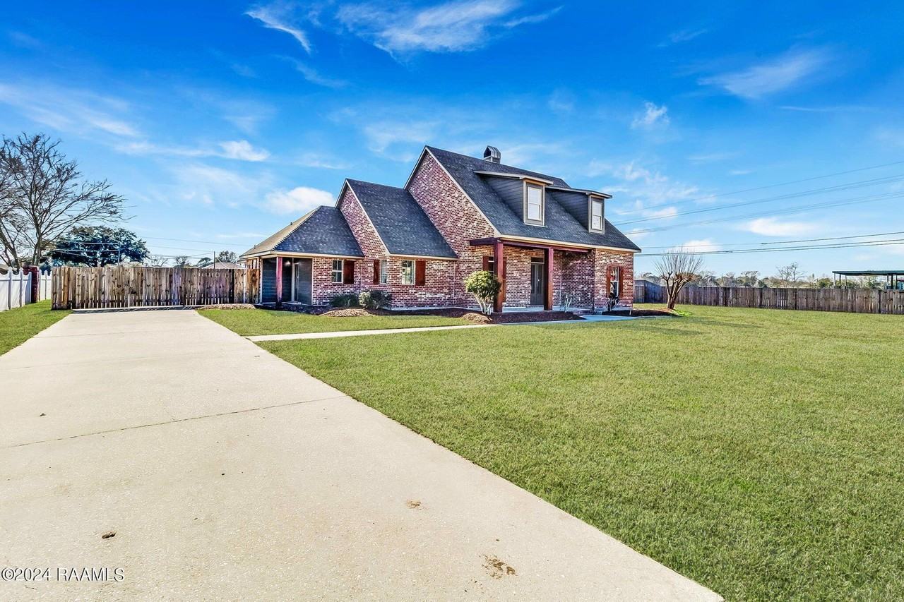 100 Sanro Rd - Photo 2 of 29