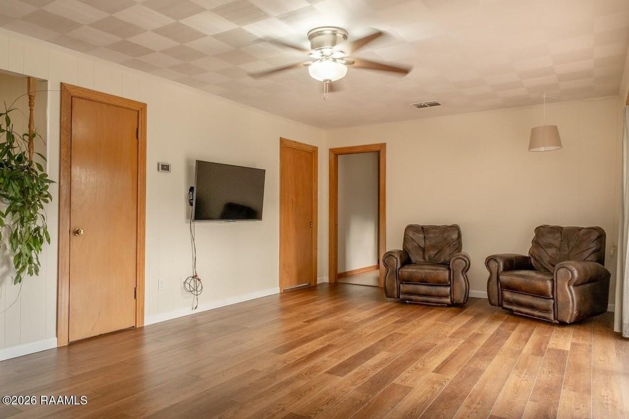 118 S Demanade Blvd - Photo 3 of 15