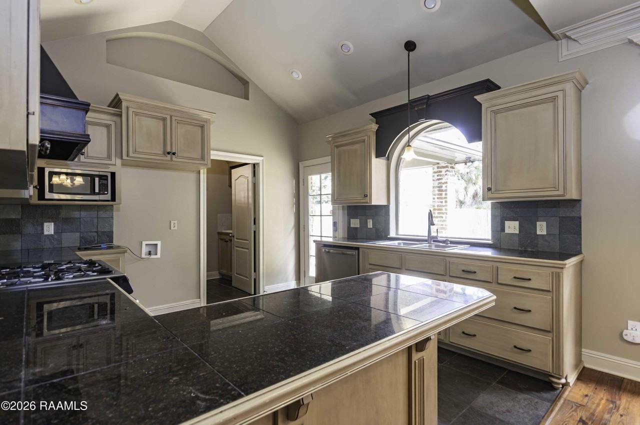 209 Metairie Ct - Photo 7 of 24