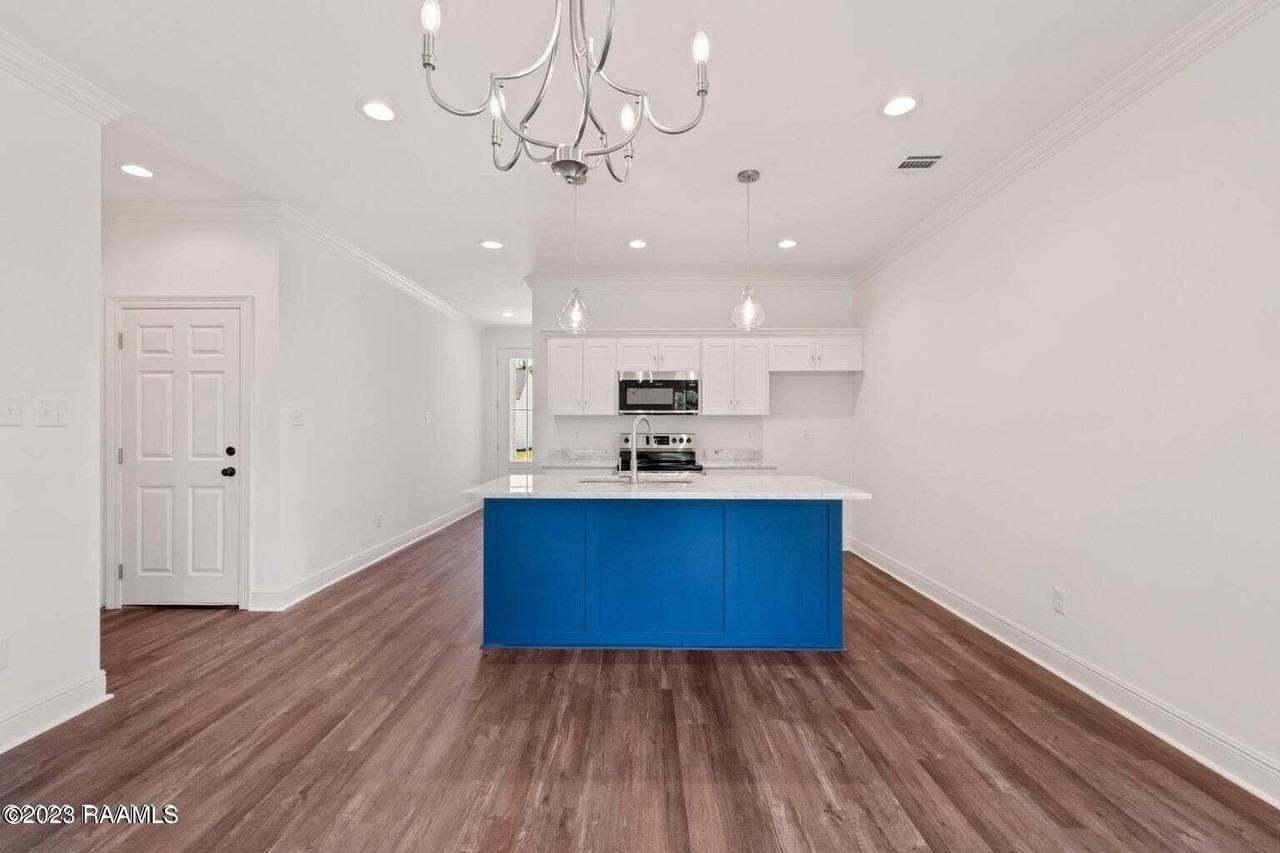 121 Santa Marta Dr - Photo 3 of 13