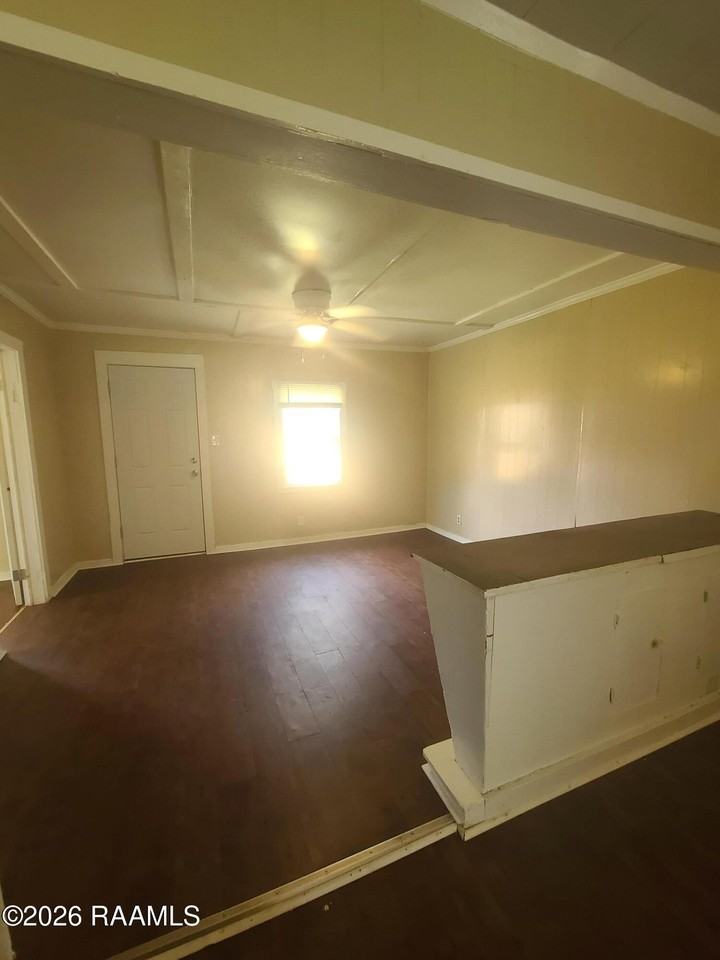 1032 N Railroad Ave - Photo 3 of 15