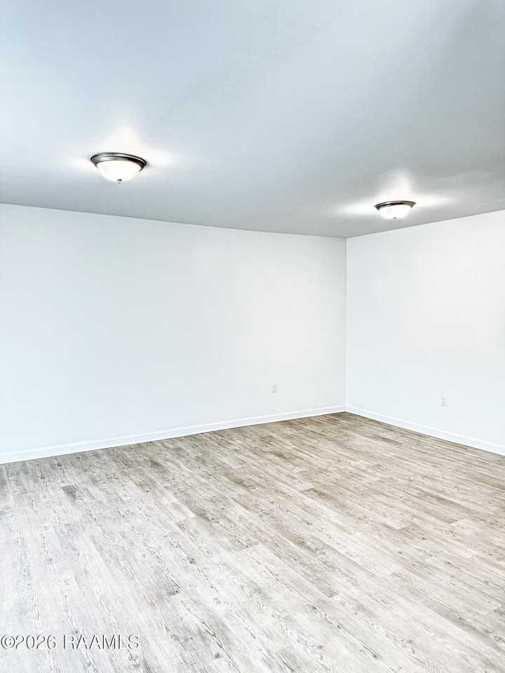 501 Darby Ln Apt 122 #122 - Photo 4 of 8