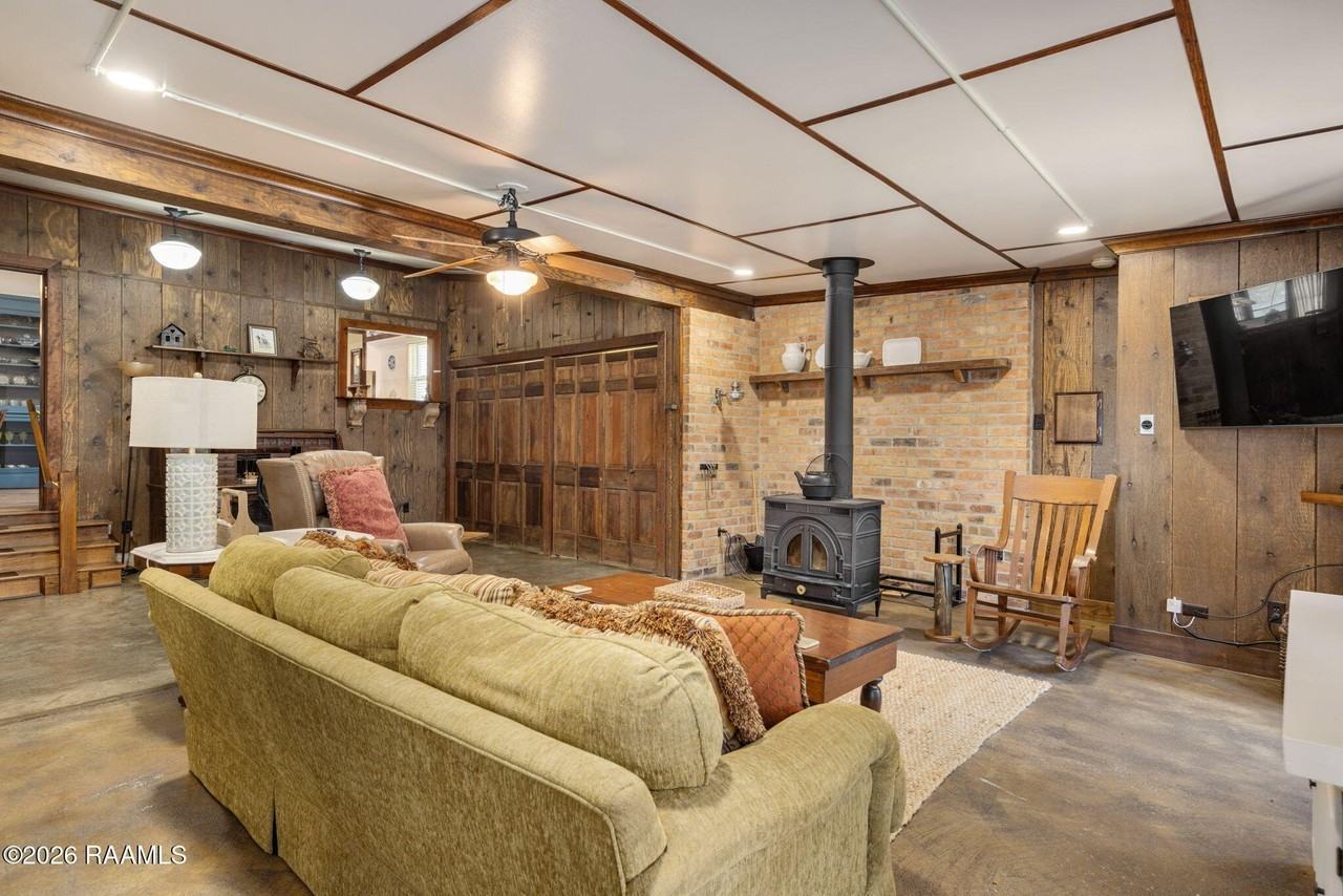 411 Wiggins Rd - Photo 6 of 32