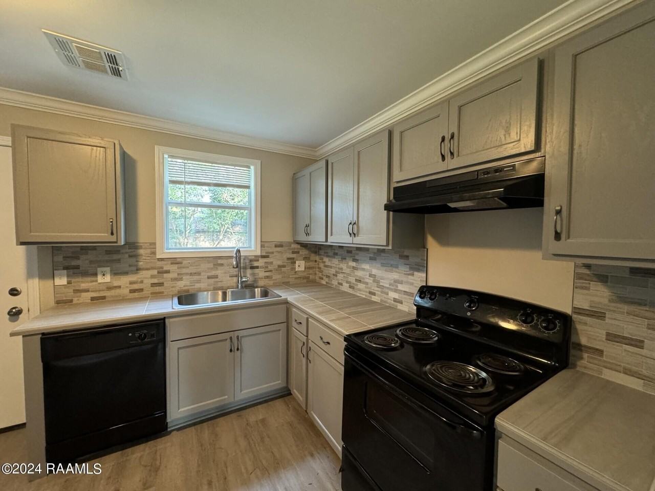 750 Saint Thomas St - Photo 4 of 13