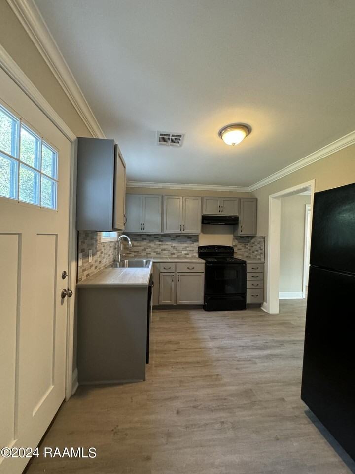 750 Saint Thomas St - Photo 5 of 13