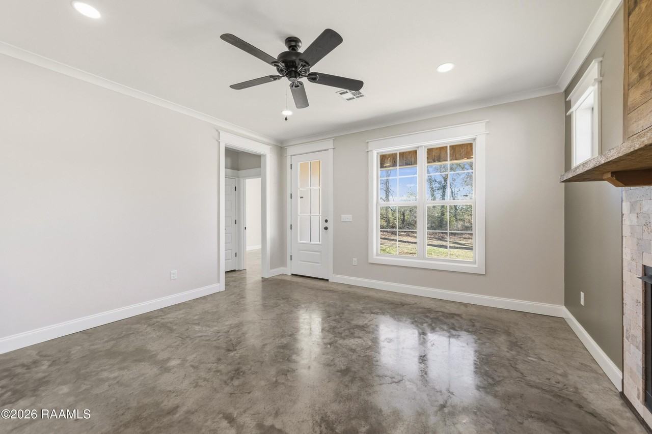 104 Suncan Rd - Photo 4 of 31