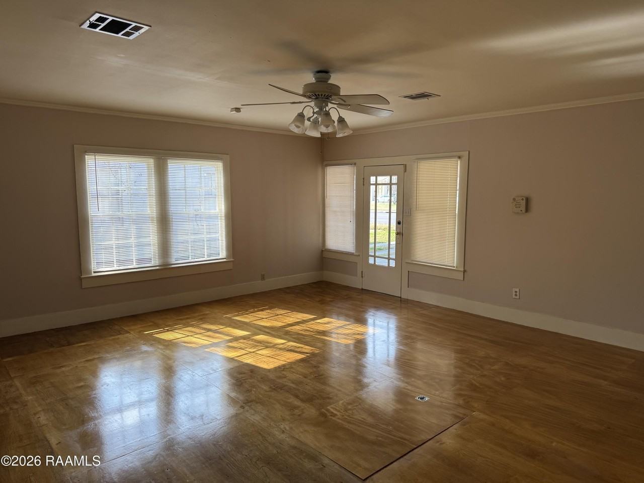 1322 W University Ave - Photo 3 of 26