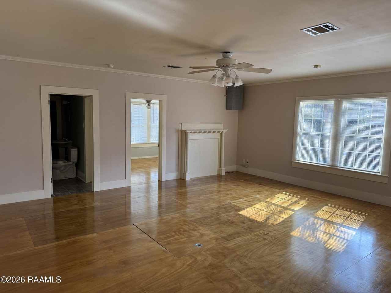 1322 W University Ave - Photo 4 of 26