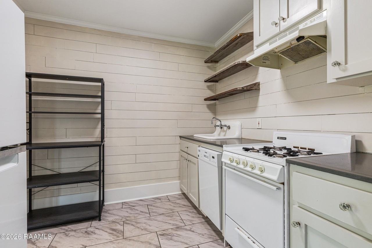 421 E Main St - Photo 5 of 23