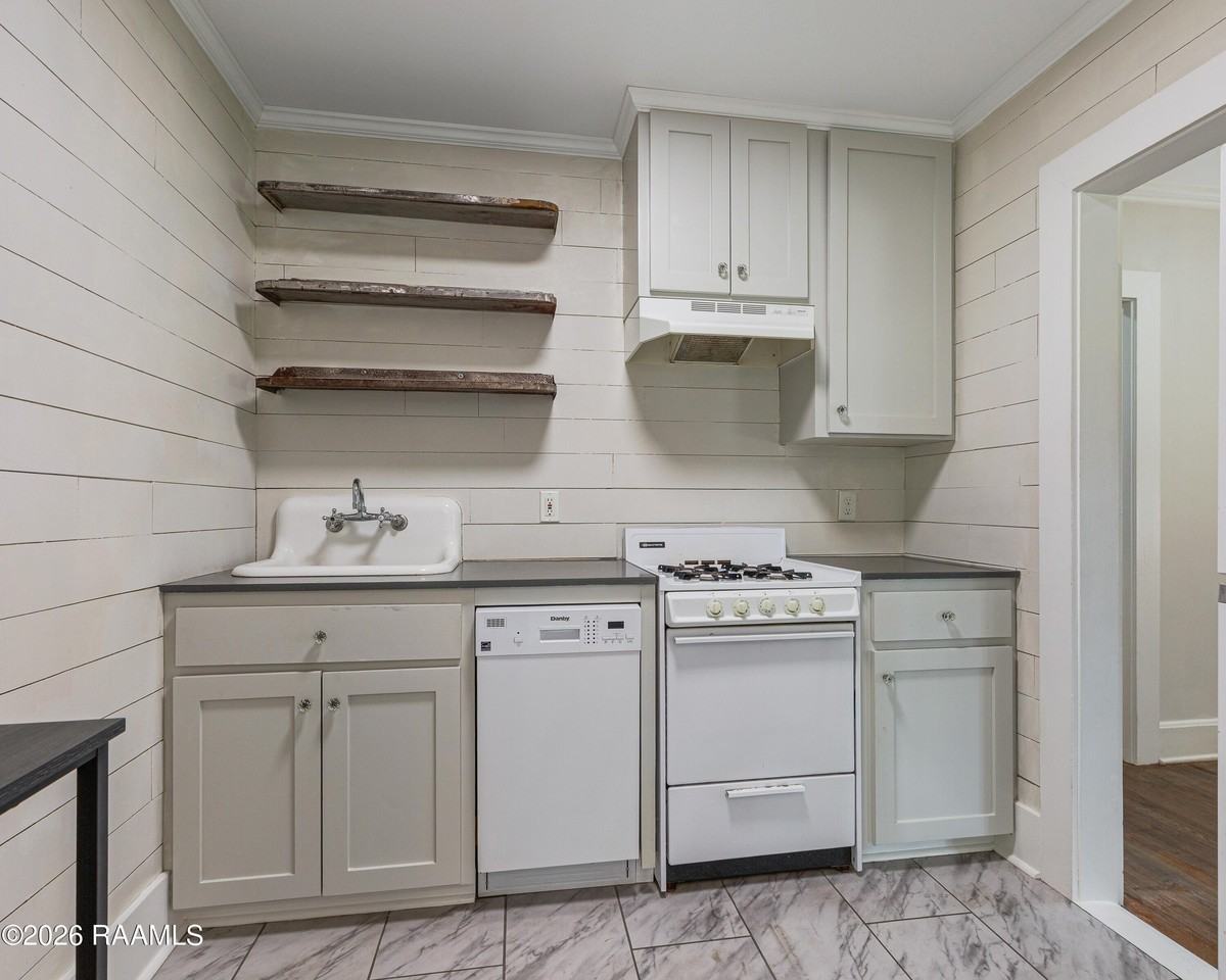 421 E Main St - Photo 6 of 23