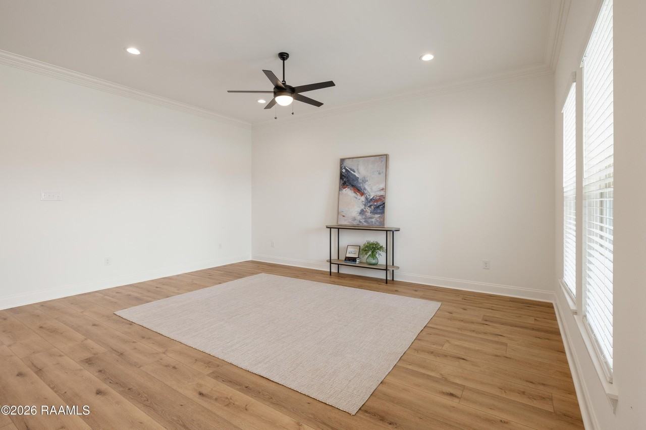 107 Lotus St - Photo 6 of 23