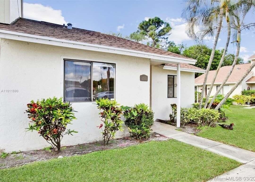 6508 Dockside Cir - Photo 3 of 9