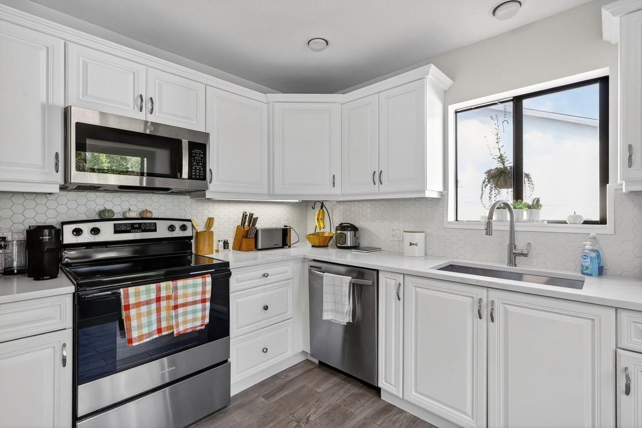 235 Sw 29th Ave - Photo 2 of 44