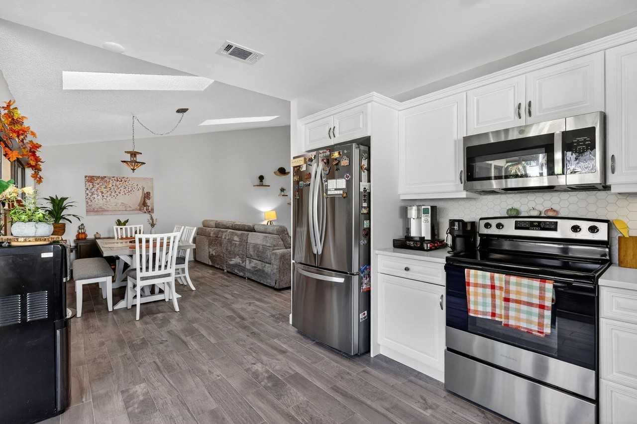 235 Sw 29th Ave - Photo 3 of 44