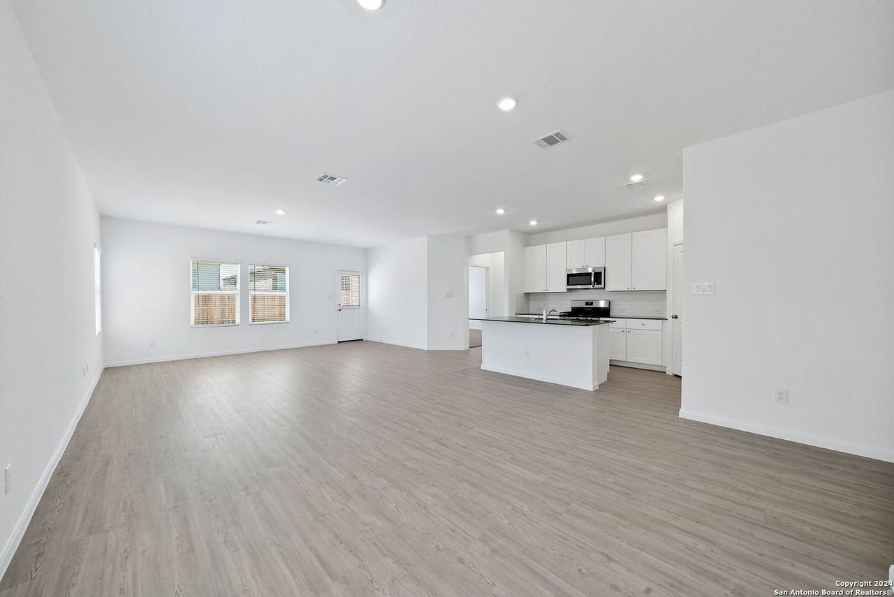 31823 Christmas Rose - Photo 2 of 30