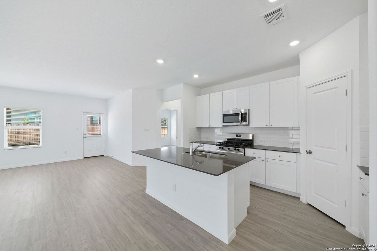 31823 Christmas Rose - Photo 4 of 30