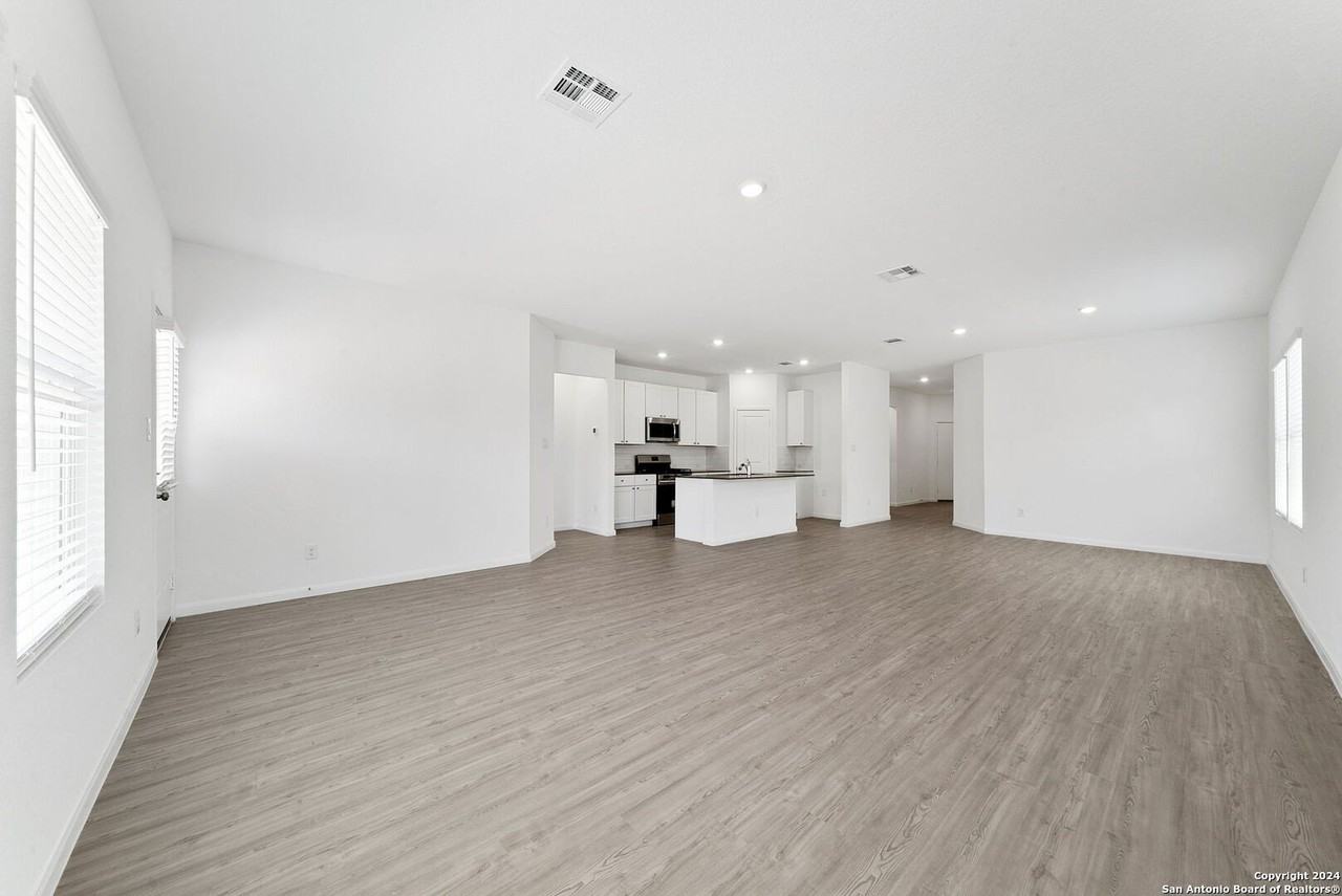 31823 Christmas Rose - Photo 5 of 30