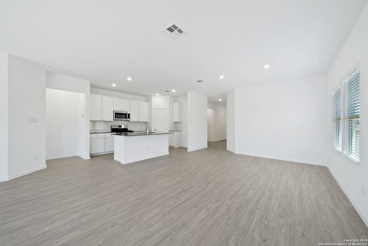 31823 Christmas Rose - Photo 6 of 30