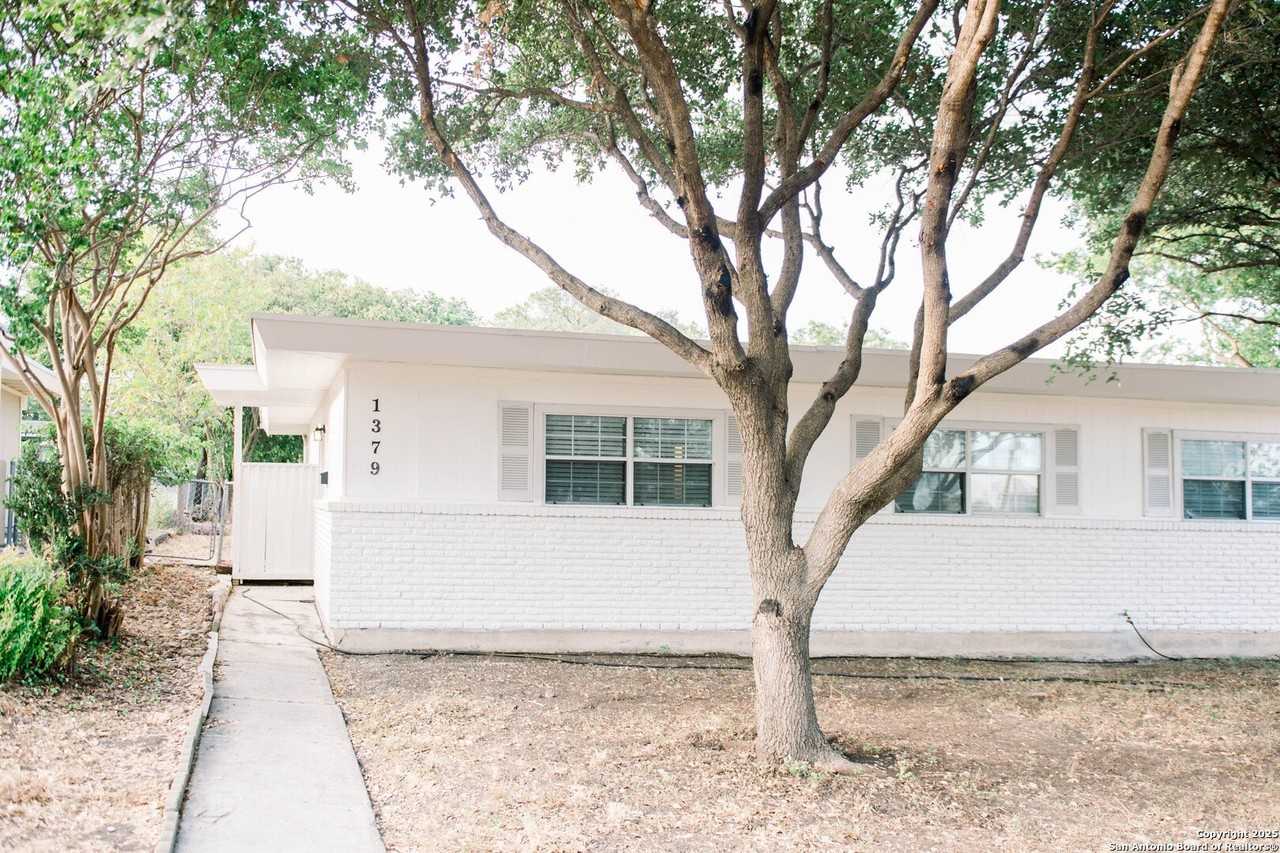 1379 Oblate Dr - Photo 3 of 29