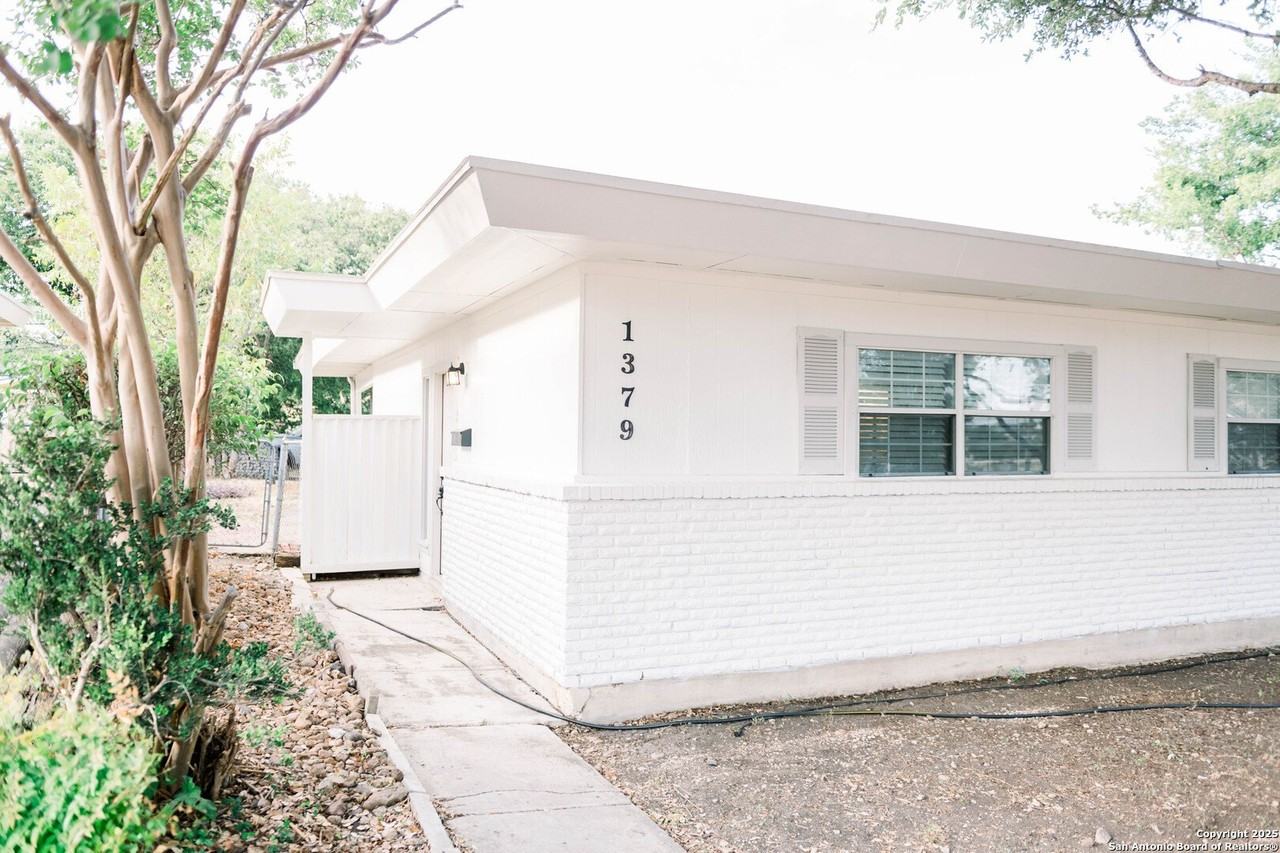 1379 Oblate Dr - Photo 5 of 29