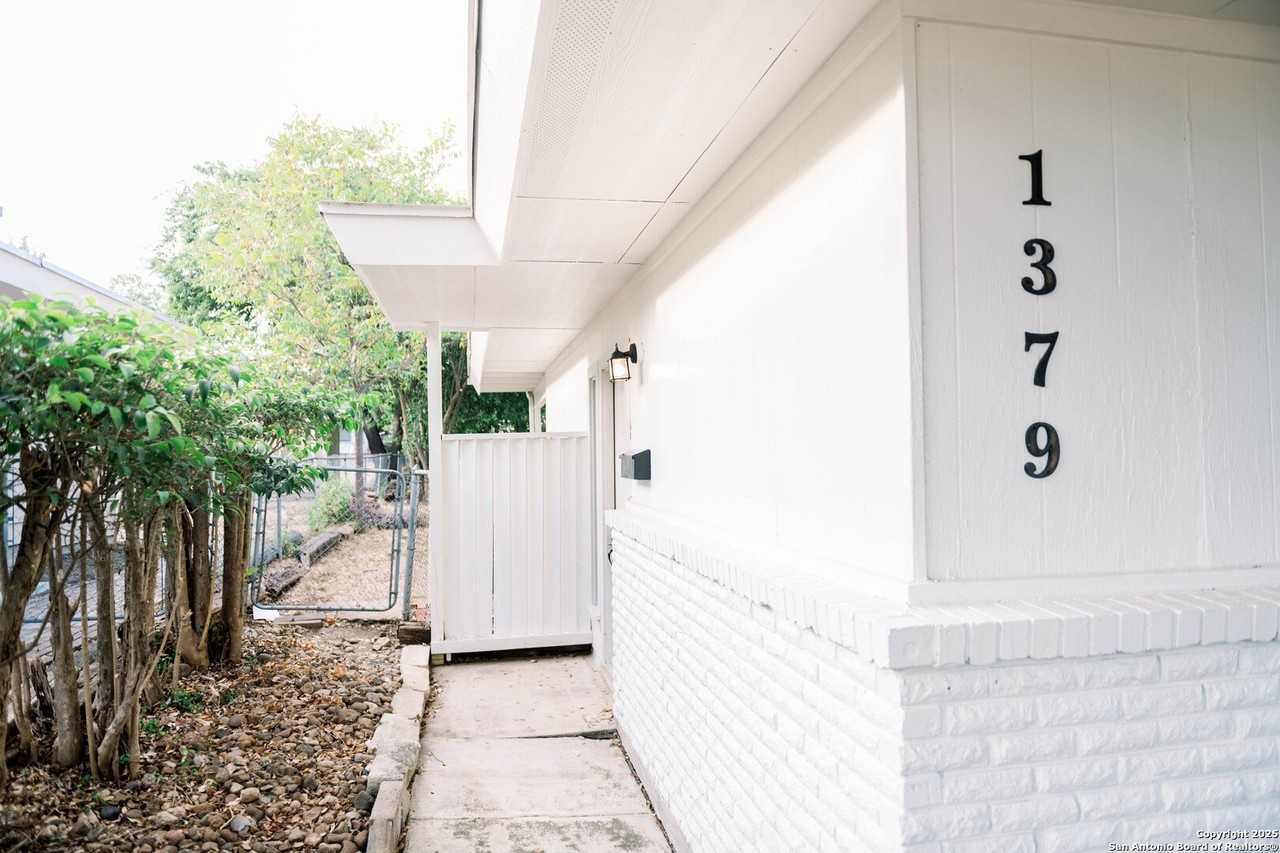 1379 Oblate Dr - Photo 6 of 29