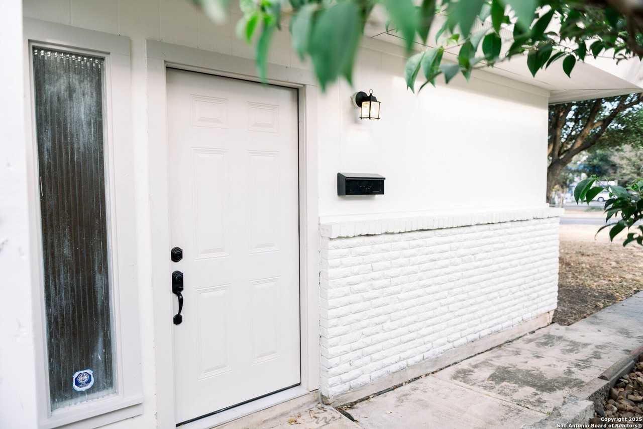 1379 Oblate Dr - Photo 7 of 29