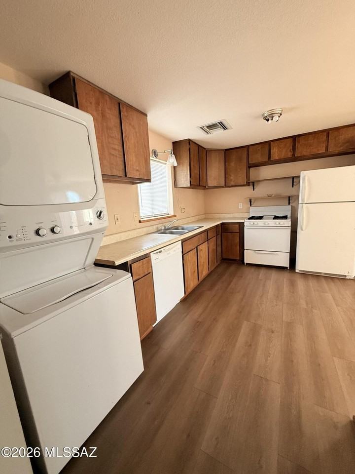 732 W 4th St - Photo 6 of 6