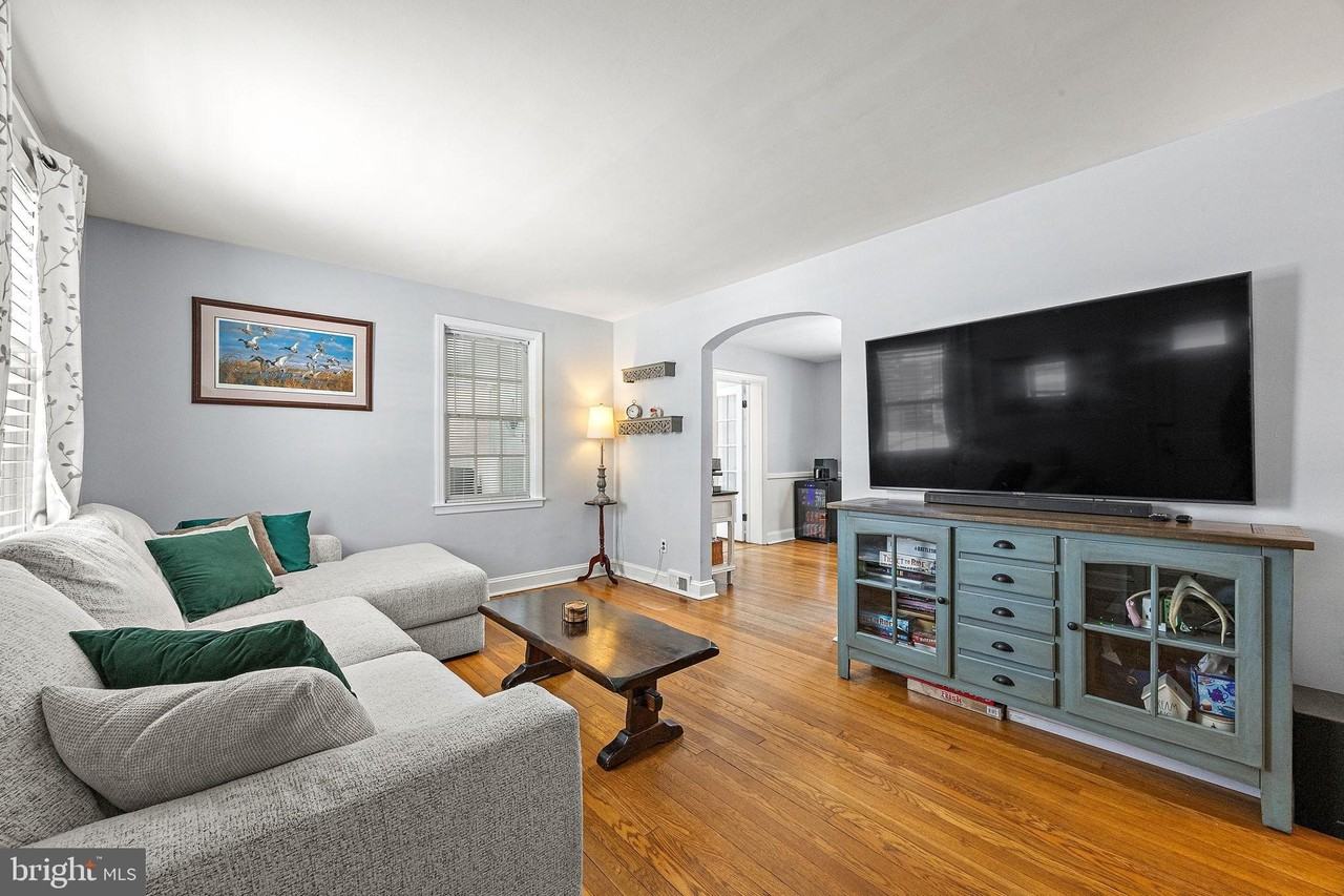 204 Becker Ave - Photo 2 of 26