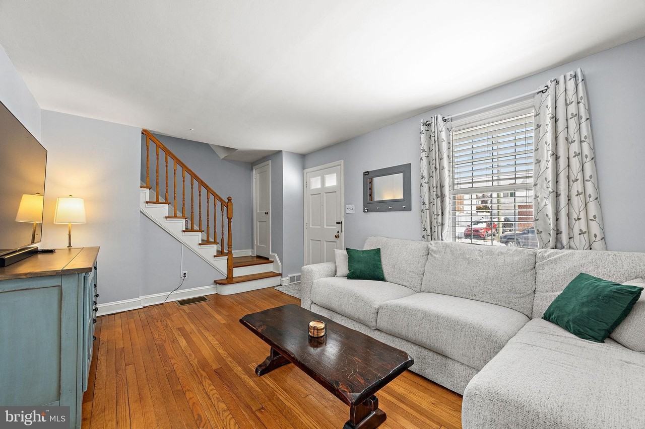 204 Becker Ave - Photo 4 of 26