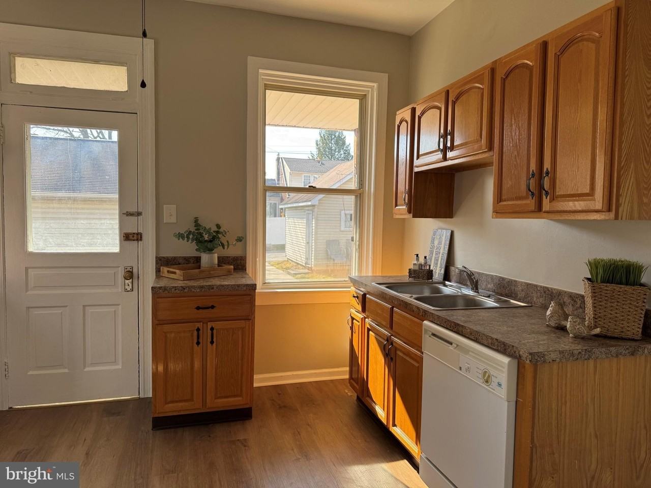 1534 3rd Ave - Photo 5 of 12