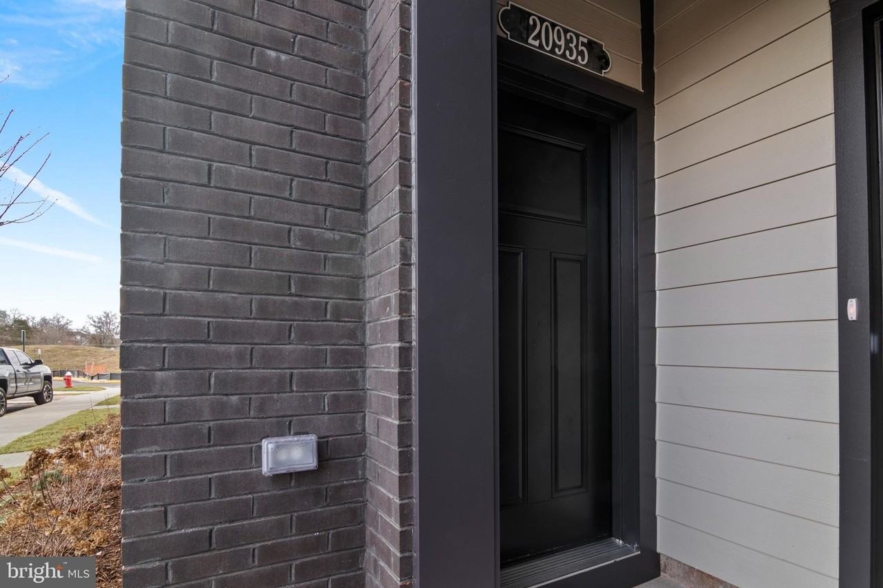 20935 Bluebird Sq - Photo 2 of 33