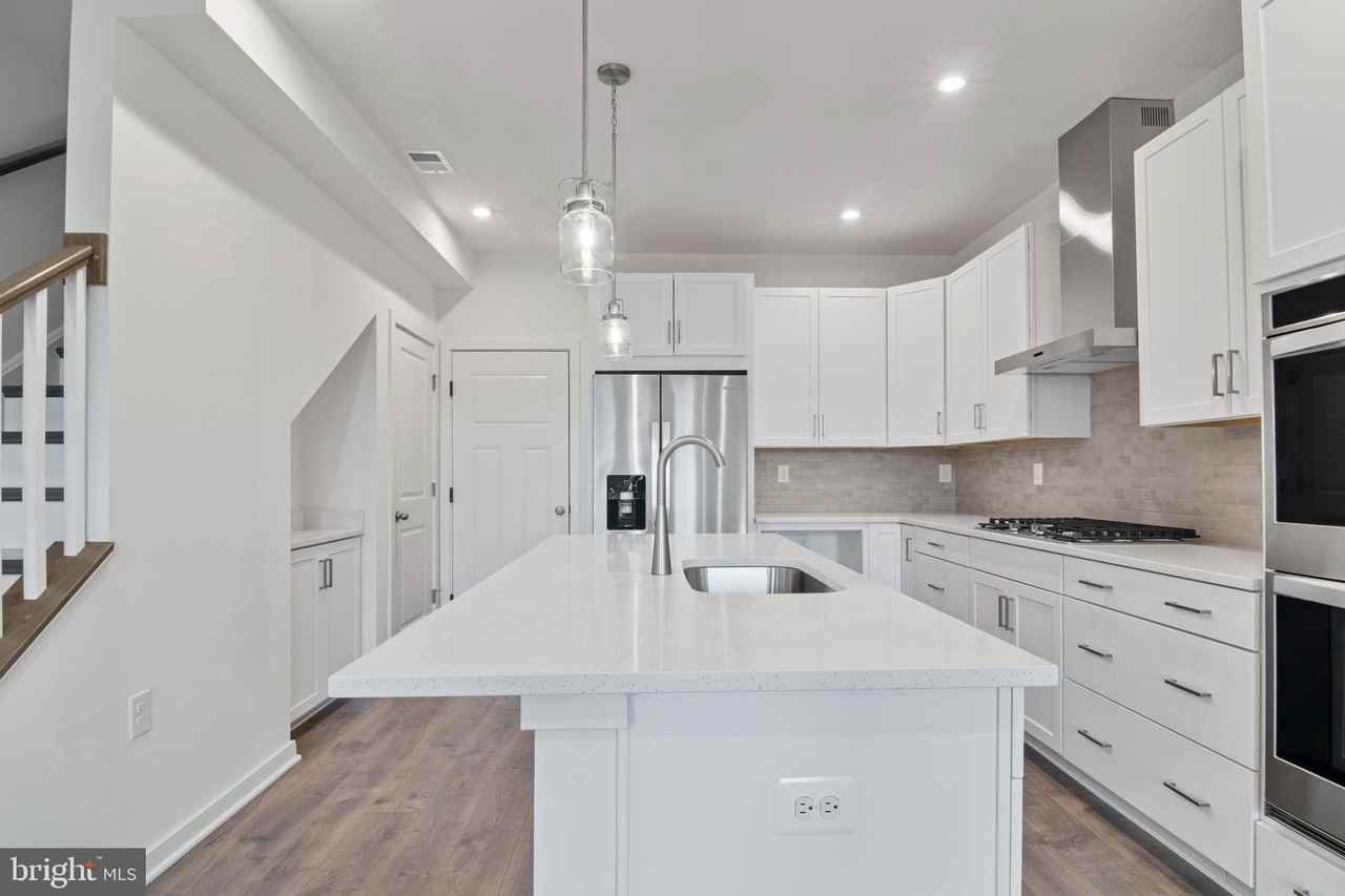 20935 Bluebird Sq - Photo 3 of 33