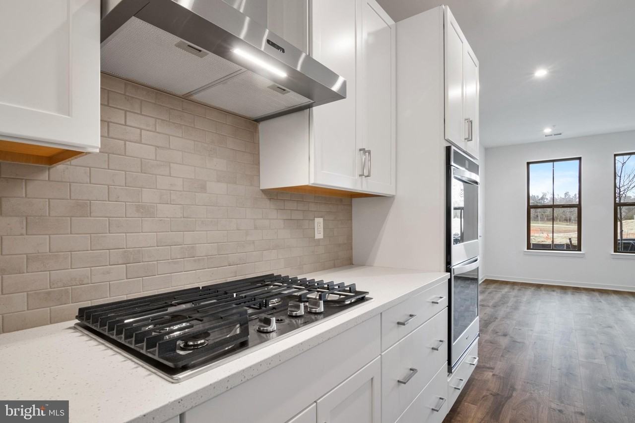 20935 Bluebird Sq - Photo 4 of 33