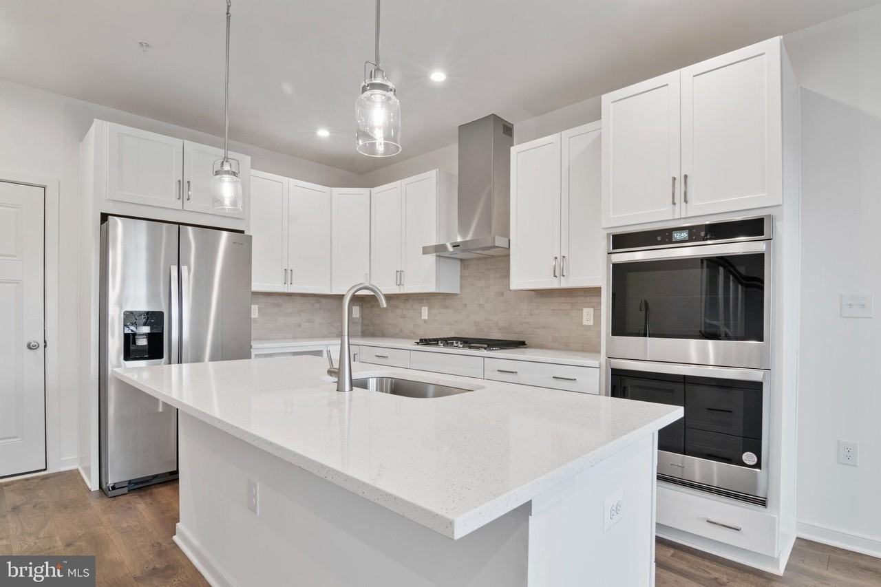 20935 Bluebird Sq - Photo 5 of 33