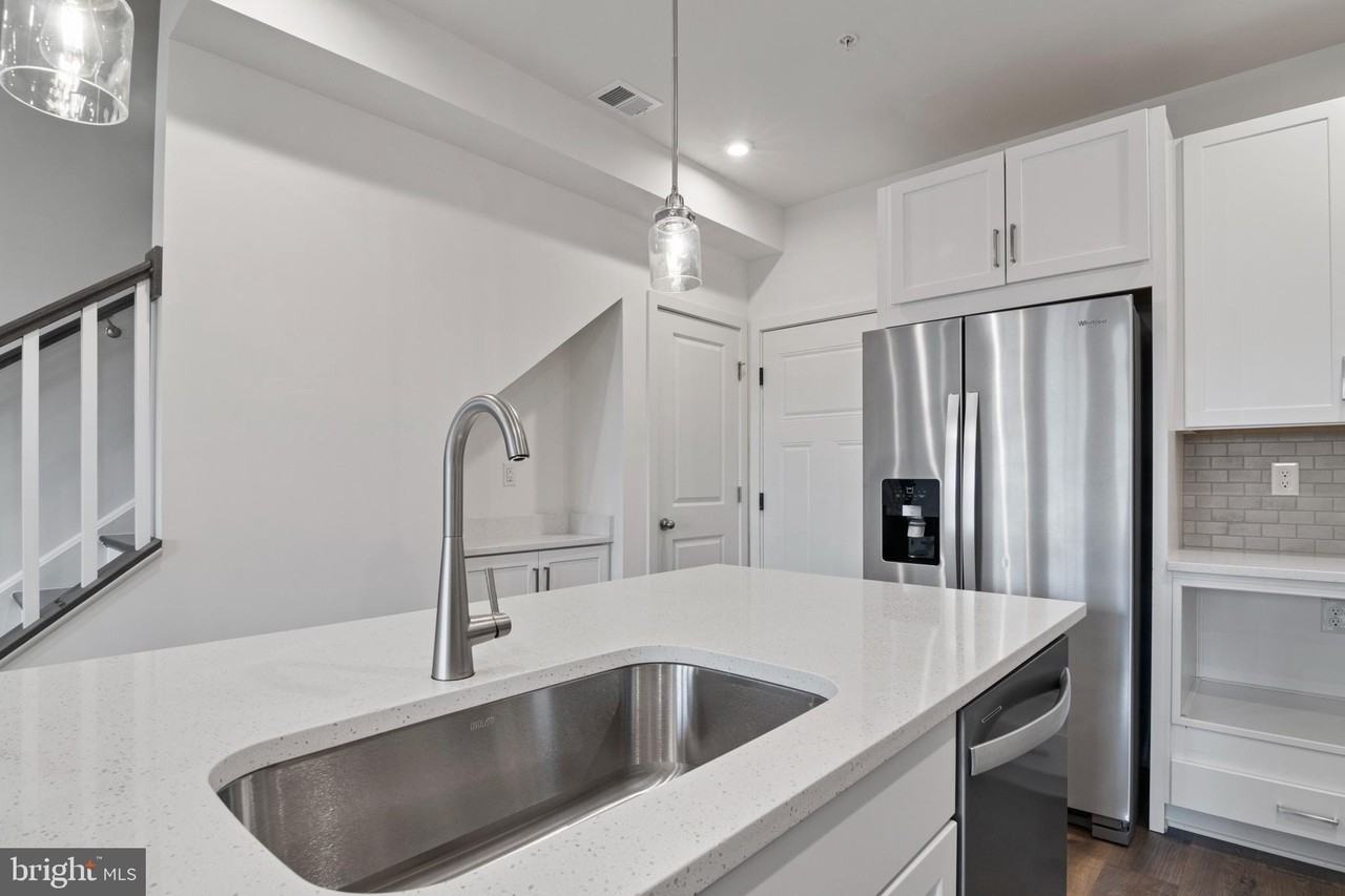 20935 Bluebird Sq - Photo 6 of 33