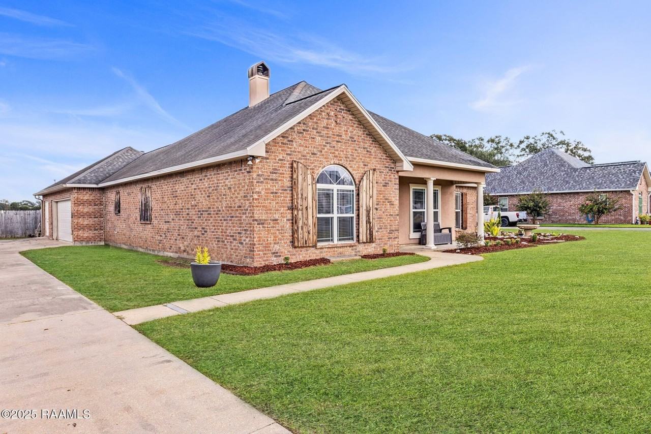 116 Alexis Dr - Photo 2 of 22