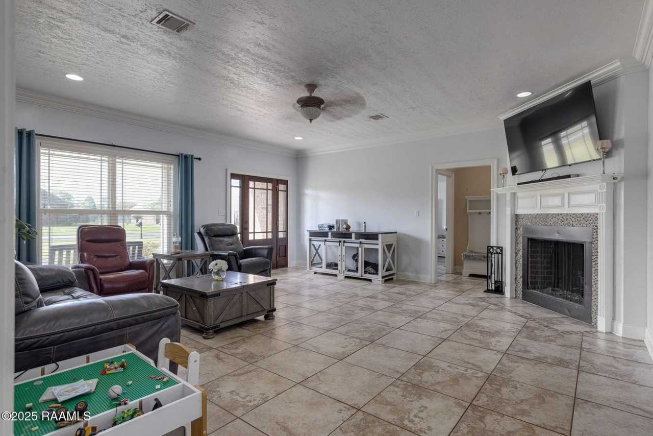 116 Alexis Dr - Photo 7 of 22