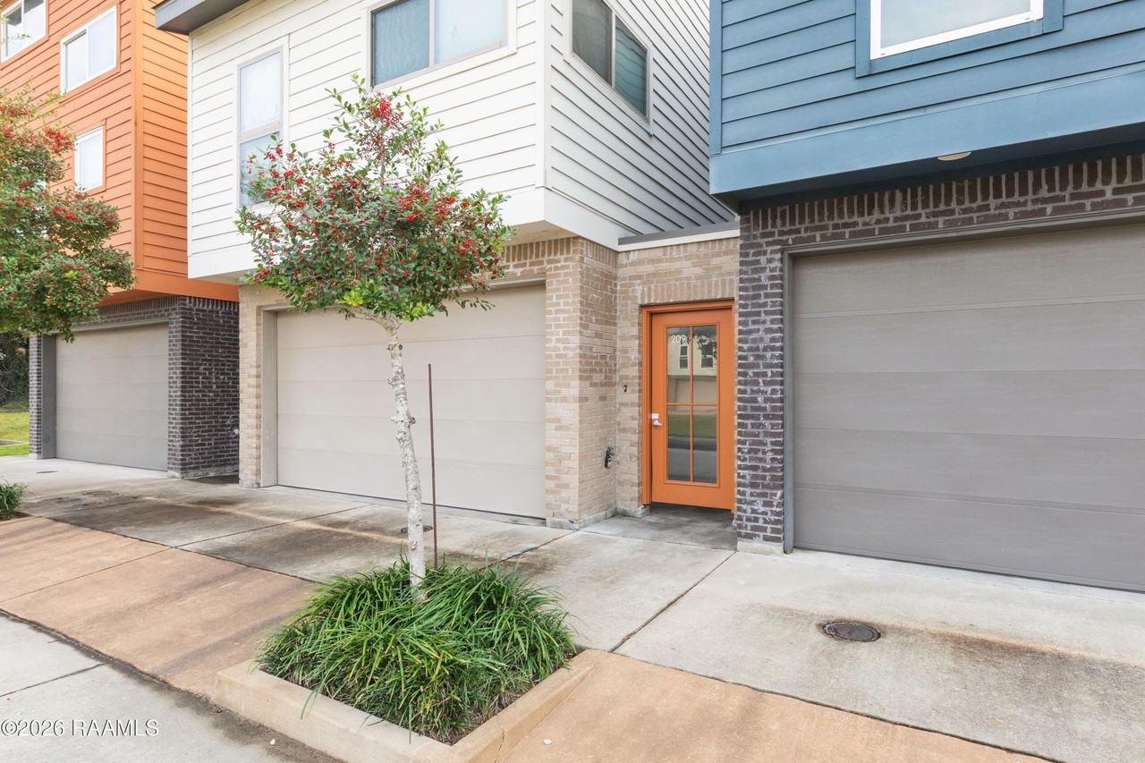 209 Highland Park Ln - Photo 2 of 26